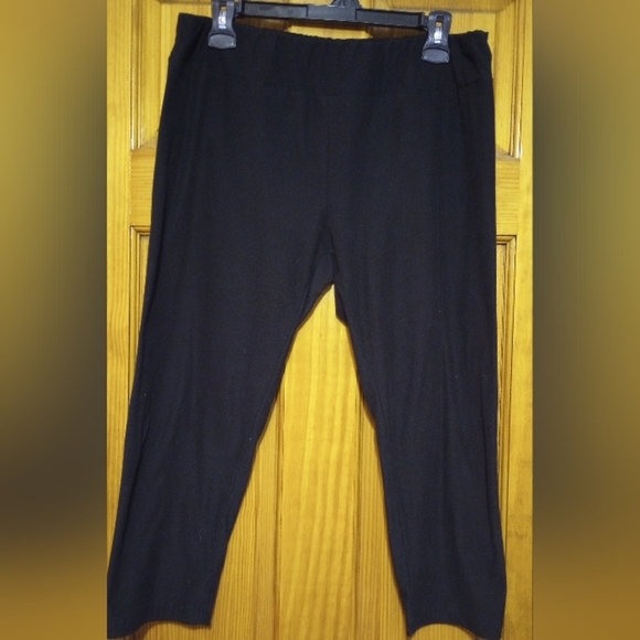 Women's Time and Tru Black Comfortable Capri Pants - Picture 1 of 4